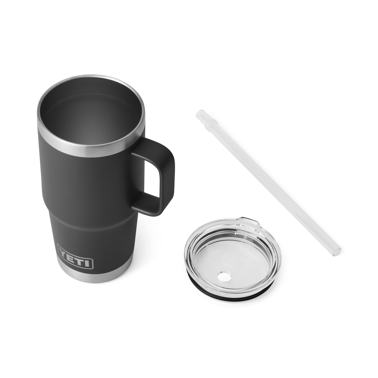 Der YETI® Becher Rambler 25 Oz Straw Mug - Black ist mit einem durchsichtigen Kunststoffdeckel und einem geraden Strohhalm auf weißem Hintergrund abgebildet. Dieser hochwertige YETI-Becher ist ideal für den Genuss von Getränken unterwegs.