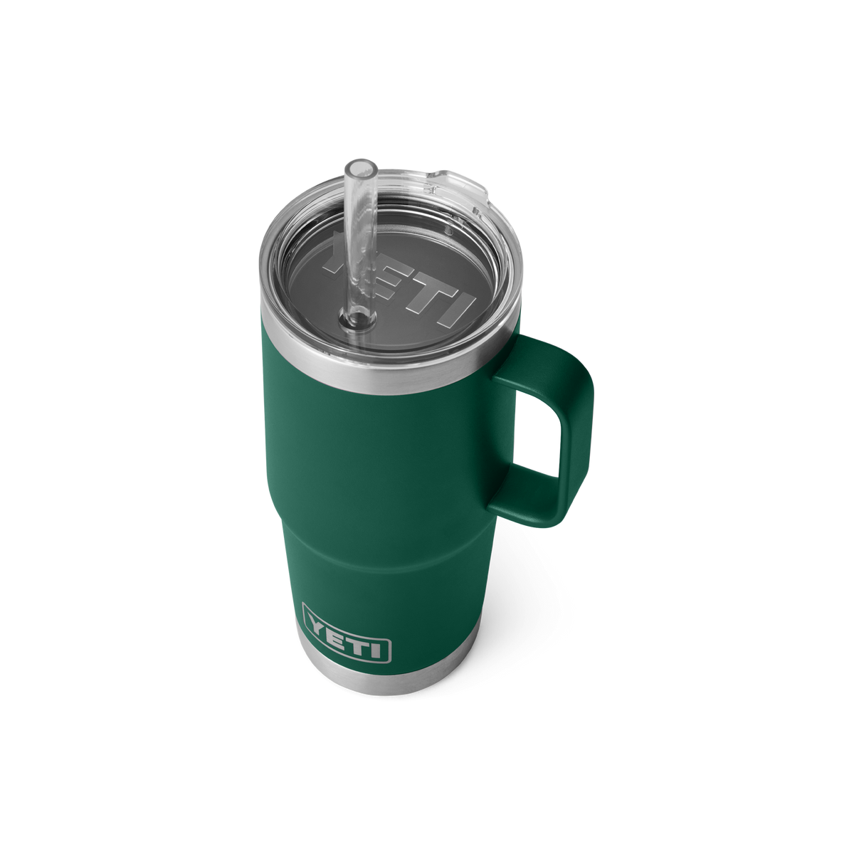 Der YETI® Becher Rambler 25 Oz Straw Mug in Black Forest Green mit Henkel, durchsichtigem Deckel und Strohhalm ist vor einem weißen Hintergrund abgebildet. Das Limited Edition YETI-Logo erscheint sowohl auf dem Becher als auch auf dem Deckel.
