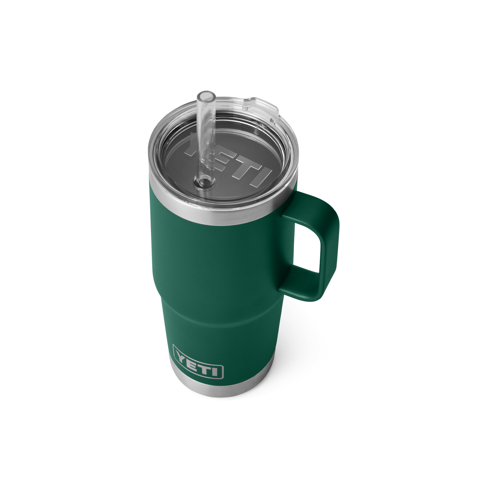 Der YETI® Becher Rambler 25 Oz Straw Mug in Black Forest Green mit Henkel, durchsichtigem Deckel und Strohhalm ist vor einem weißen Hintergrund abgebildet. Das Limited Edition YETI-Logo erscheint sowohl auf dem Becher als auch auf dem Deckel.