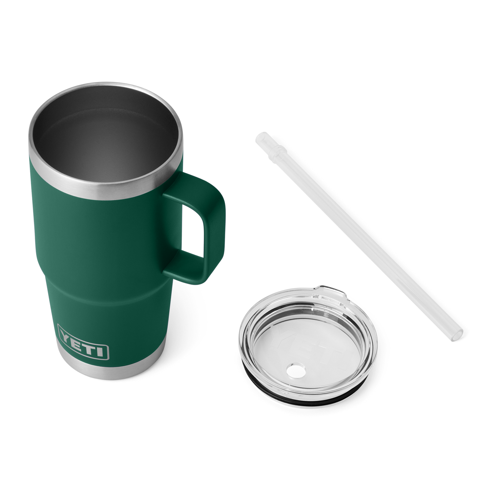 Der YETI® Becher Rambler 25 Oz Straw Mug in Black Forest Green, mit Henkel, ist auf weißem Hintergrund neben dem durchsichtigen Deckel und dem wiederverwendbaren Strohhalm abgebildet.