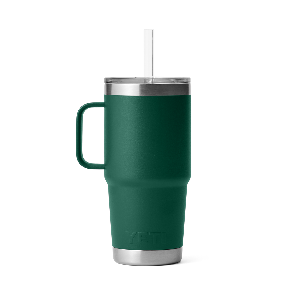 Der YETI® Becher Rambler 25 Oz Straw Mug in Black Forest Green mit silbernen Akzenten, einem Henkel, einem durchsichtigen Deckel und einem transparenten Strohhalm steht aufrecht auf einem weißen Hintergrund.