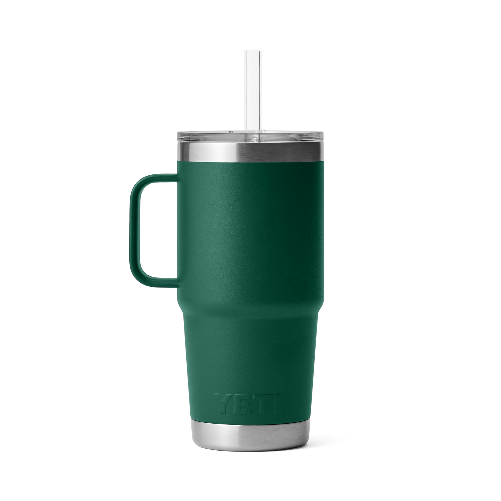 Der YETI® Becher Rambler 25 Oz Straw Mug in Black Forest Green mit silbernen Akzenten, einem Henkel, einem durchsichtigen Deckel und einem transparenten Strohhalm steht aufrecht auf einem weißen Hintergrund.