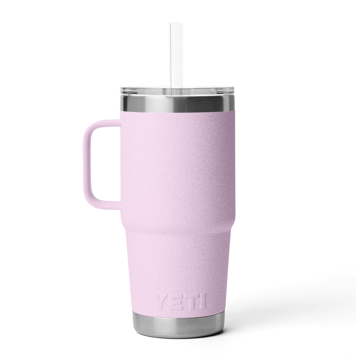 Der YETI® Becher Rambler 25 Oz Straw Mug - Cherry Blossom ist ein hoher, hellrosa Becher in limitierter Auflage mit Henkel, silbernem Boden und Rand, durchsichtigem Deckel und weißem Strohhalm auf einem schlichten weißen Hintergrund.