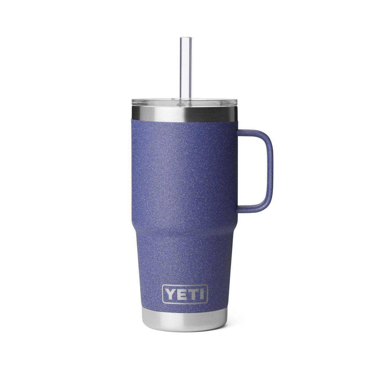 Der YETI® Becher Rambler 25 Oz Straw Mug - Moon Dust ist ein hoher, blauer Becher mit Griff, Edelstahlrand, klarem Deckel, Strohhalm, strukturierter Oberfläche, doppelwandiger Vakuum-Isolierung und YETI Logo für langanhaltend heiße oder kalte Getränke.