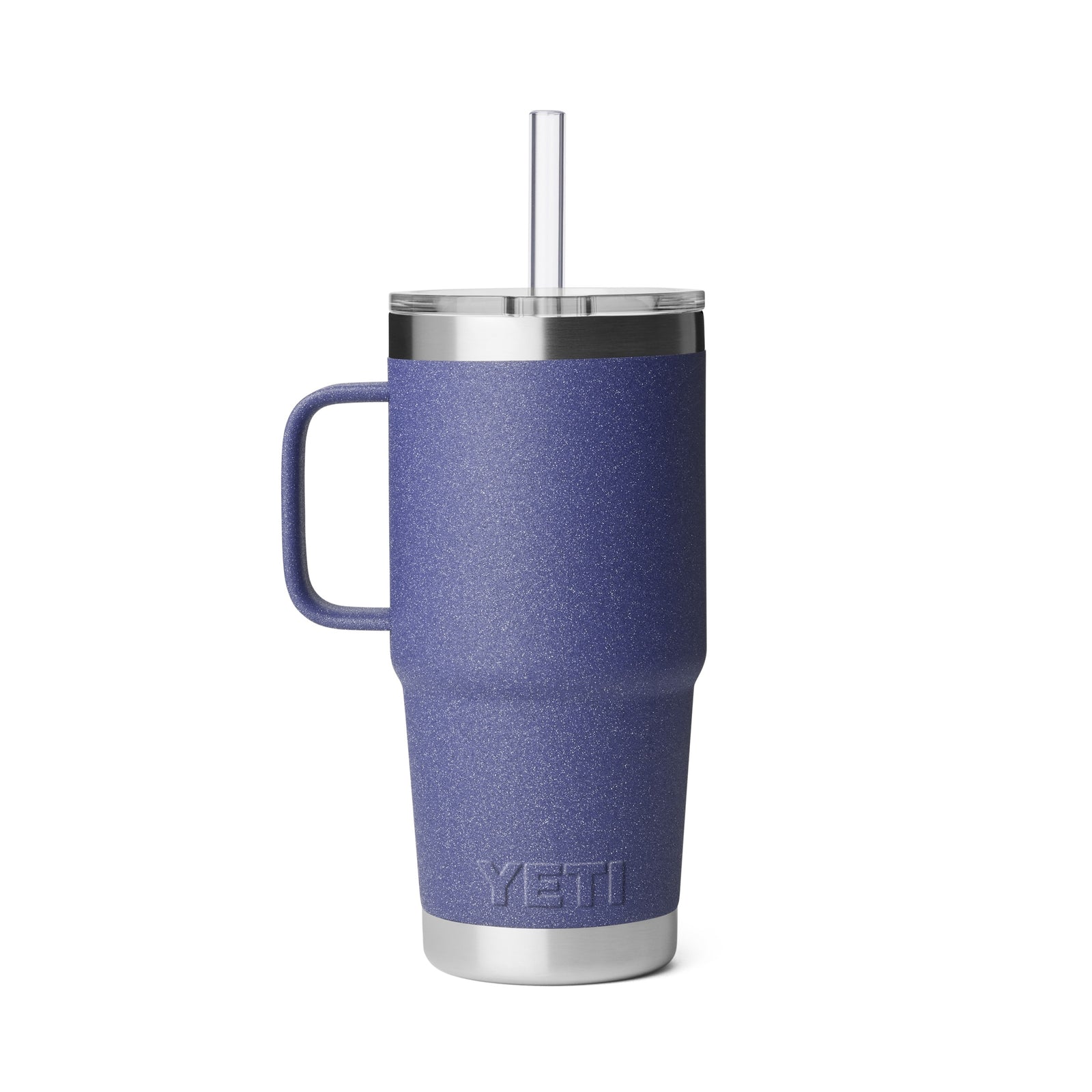 Der YETI® Becher Rambler 25 Oz Straw Mug - Moon Dust ist ein hoher lila Becher mit Henkel, Edelstahlrand, klarem Deckel und geradem Strohhalm. Er verfügt über eine doppelwandige Vakuum-Isolierung und ist auf einem weißen Hintergrund abgebildet.