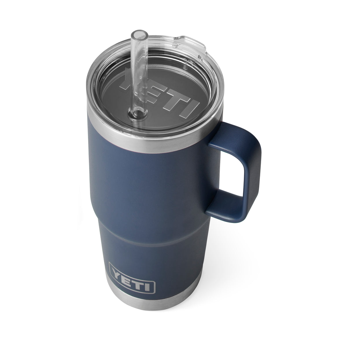 Der YETI® Becher Rambler 25 Oz Straw Mug - Navy von YETI mit Griff, durchsichtigem Deckel und wiederverwendbarem Strohhalm ist von oben auf weißem Hintergrund abgebildet.
