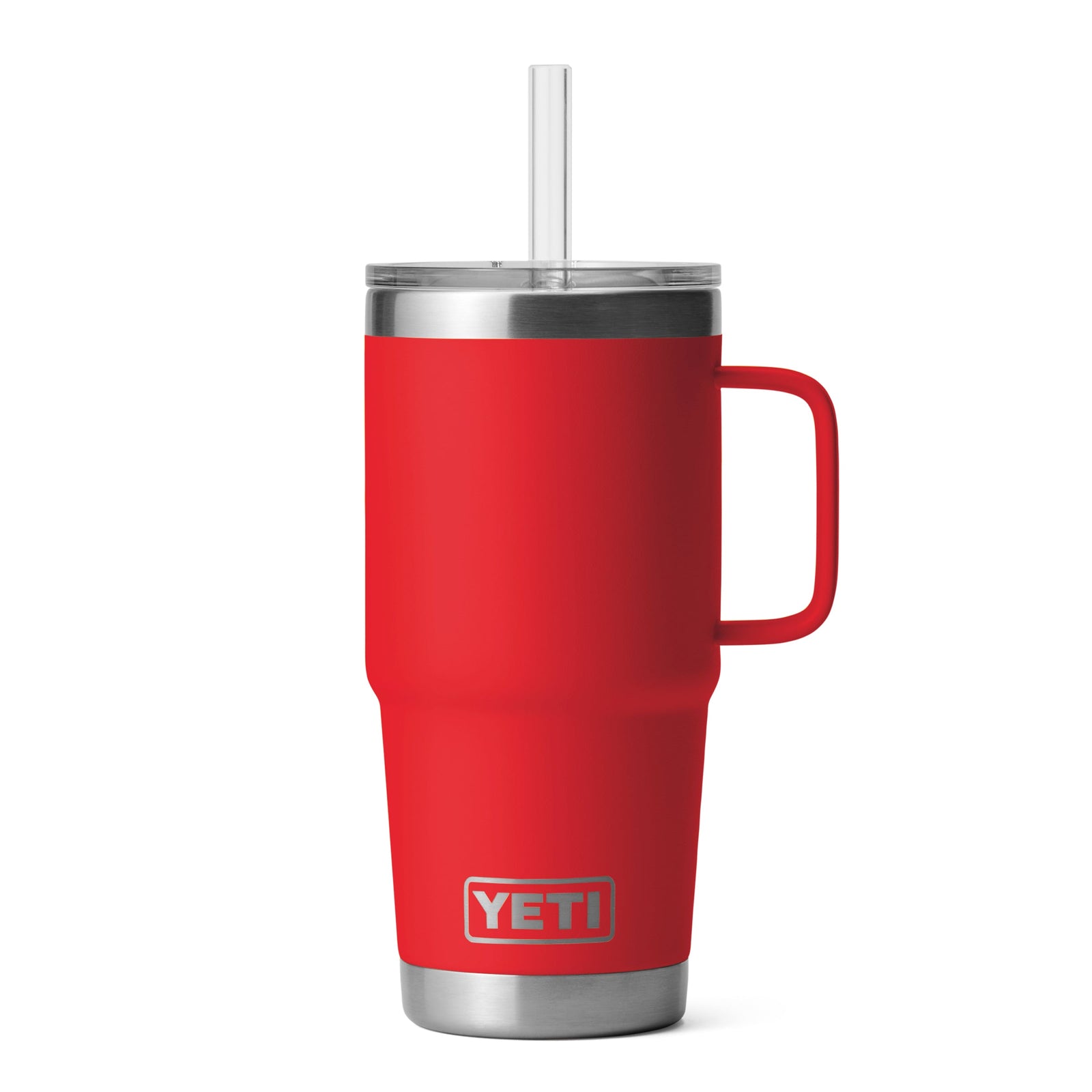 Der YETI® Becher Rambler 25 Oz Straw Mug in Rescue Red hat einen Henkel, Edelstahlakzente, einen durchsichtigen Plastikdeckel und wird mit einem Strohhalm geliefert. Das YETI-Logo ist in der Nähe der Unterseite des Bechers angebracht.