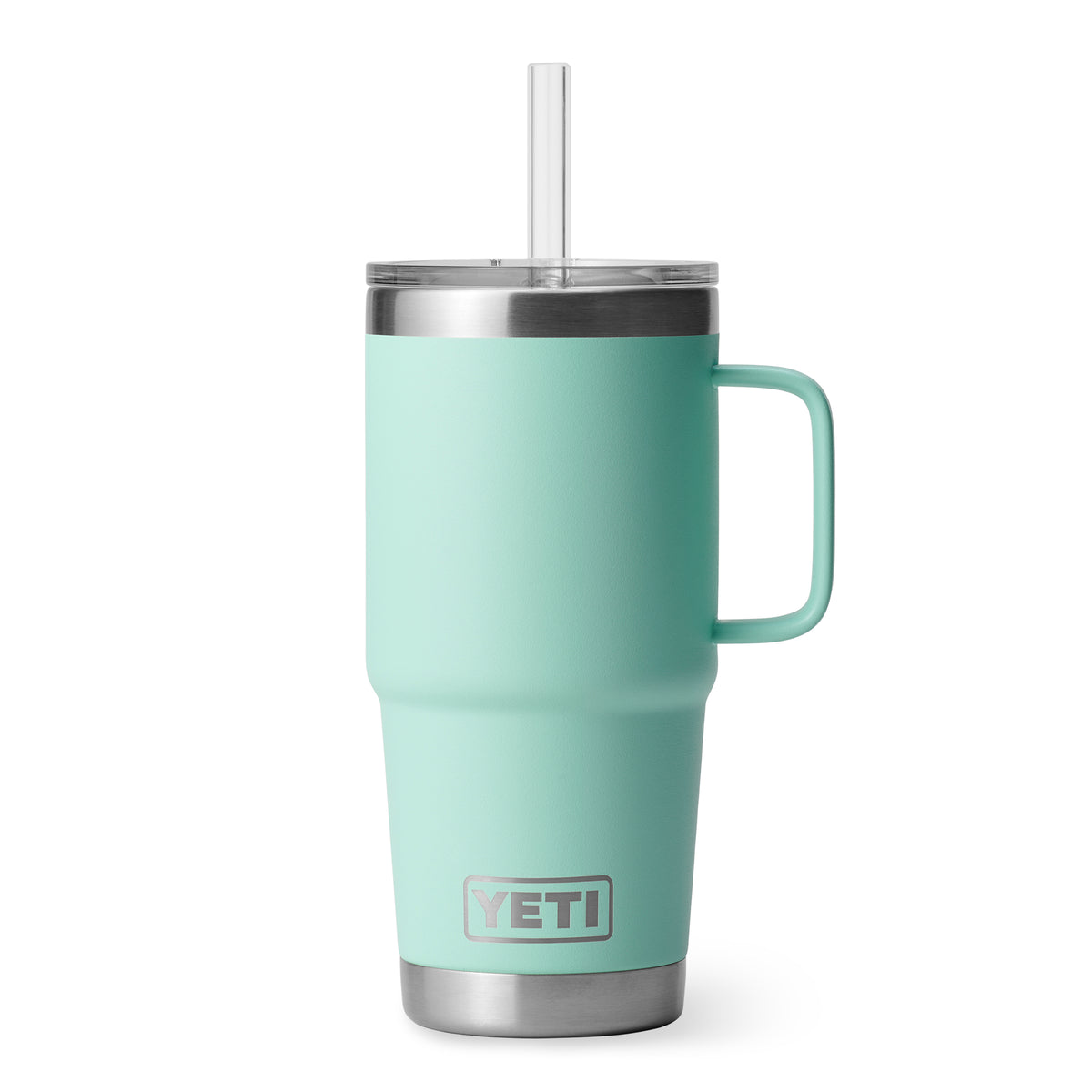 Ein YETI® Becher Rambler 25 Oz Straw Mug in Seafoam mit Metallboden, klarem Deckel, klarem Strohhalm und Griff auf der rechten Seite ist auf weißem Hintergrund abgebildet.