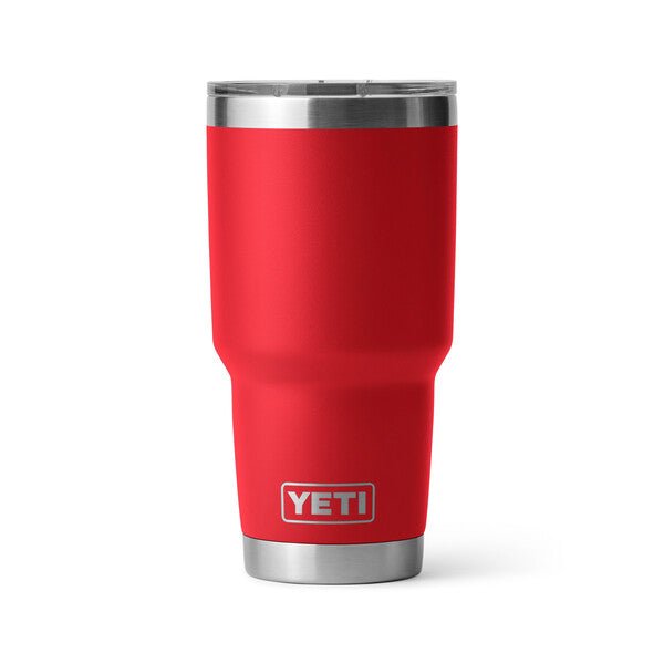 Der YETI® Becher Rambler 30 Oz in Rescue Red überzeugt mit doppelwandiger Vakuumisolierung, silbernem Magnetdeckel, poliertem Silberboden und schlankem Design. Hochwertiger Edelstahl mit YETI Logo - perfekt für heiße oder kalte Getränke.