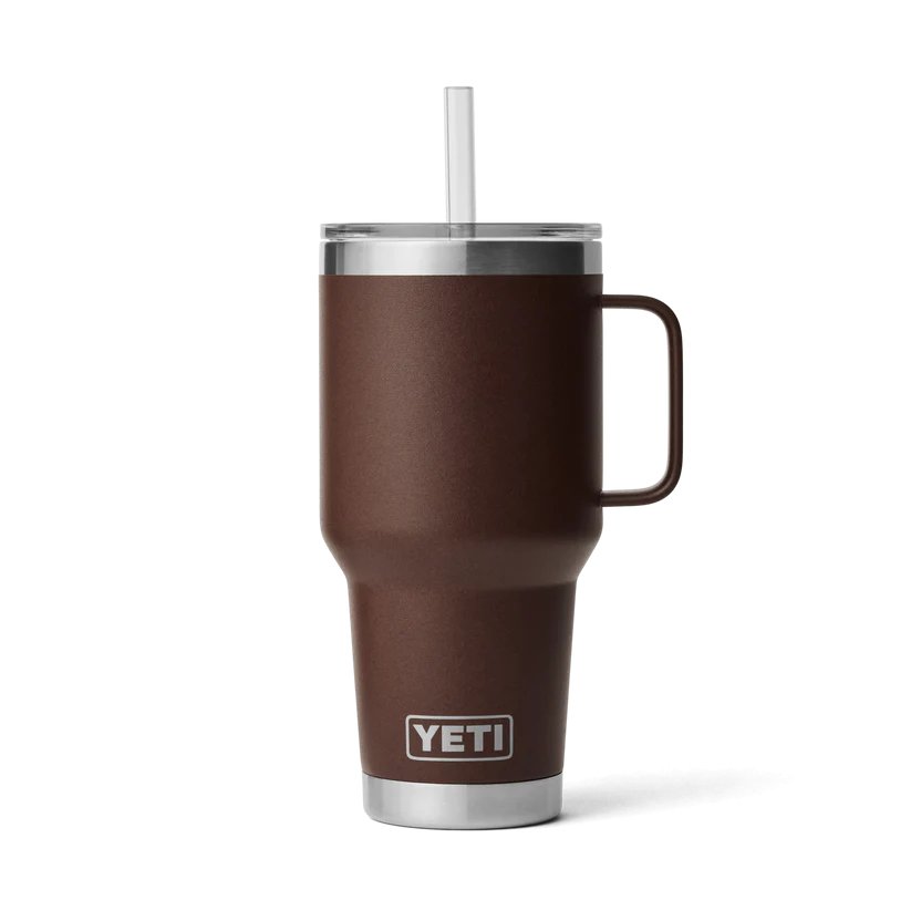 Ein YETI® Becher Rambler 35 Oz Straw Mug in Wetlands Brown mit Henkel, Metallakzenten, klarem Deckel und wiederverwendbarem Strohhalm ist aufrecht auf weißem Hintergrund abgebildet.