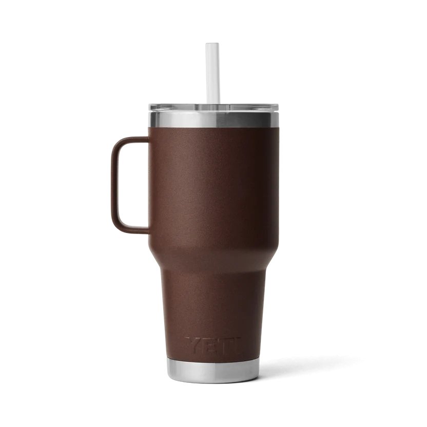 Der YETI® Becher Rambler 35 Oz Straw Mug in Wetlands Brown ist ein hoher Reisebecher aus Edelstahl mit Griff, durchsichtigem Deckel, weißem Strohhalm, Metallboden und geprägtem Logo - eine stilvolle limitierte Auflage von YETI.