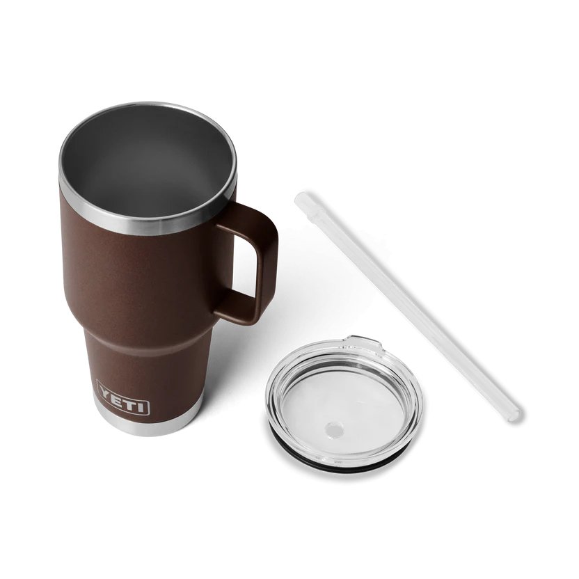 Der YETI® Becher Rambler 35 Oz Straw Mug in Wetlands Brown ist mit einem durchsichtigen Deckel und einem wiederverwendbaren Strohhalm auf einem weißen Hintergrund abgebildet. Dieser isolierte Reisebecher in limitierter Auflage von YETI ist ideal für Getränke unterwegs.