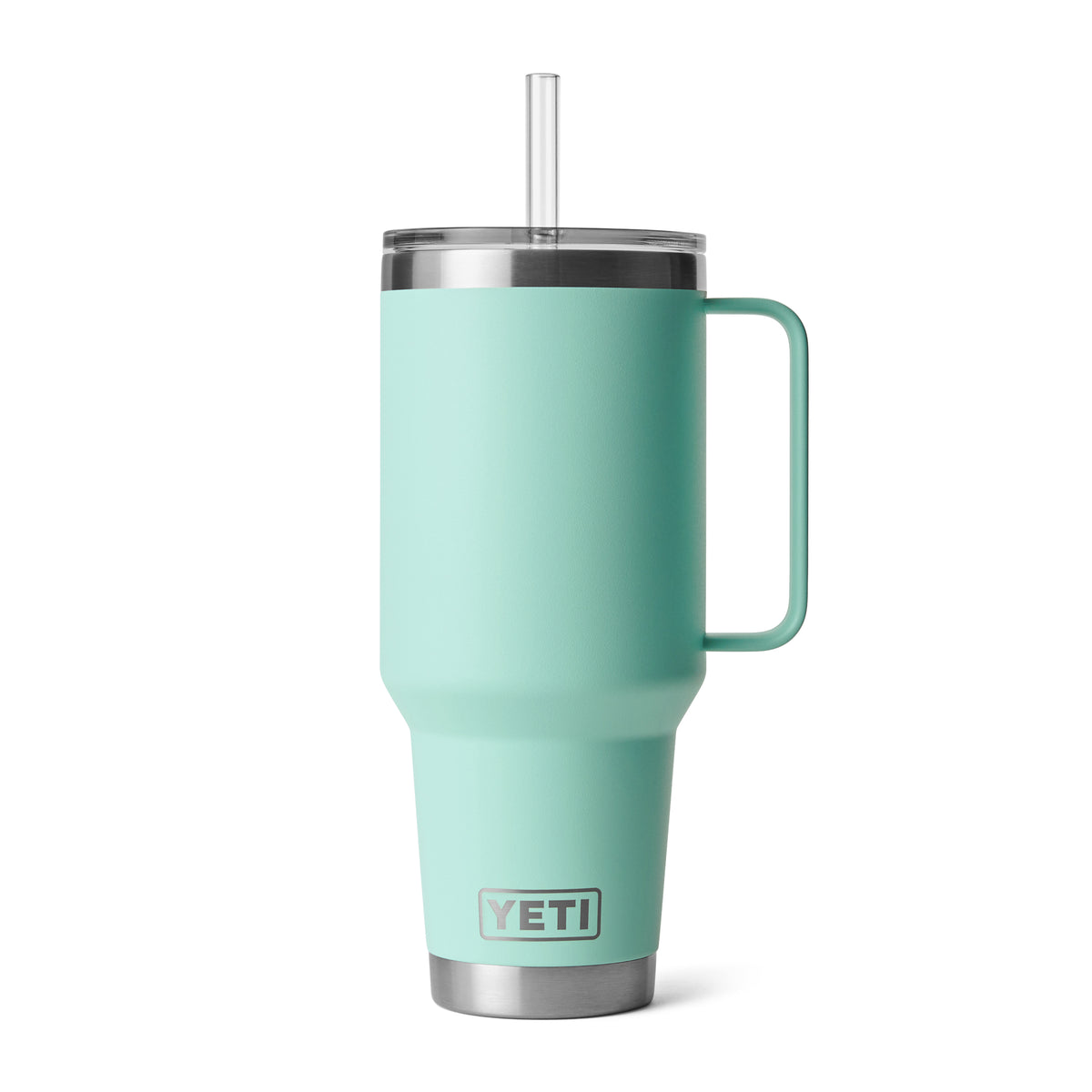 Der YETI® Becher Rambler 42 Oz Straw Mug in Seafoam hat einen Griff, einen Edelstahlrand, einen durchsichtigen Deckel und Strohhalm, eine matte Oberfläche, eine doppelwandige Vakuumisolierung und das YETI-Logo in der Nähe des Bodens.
