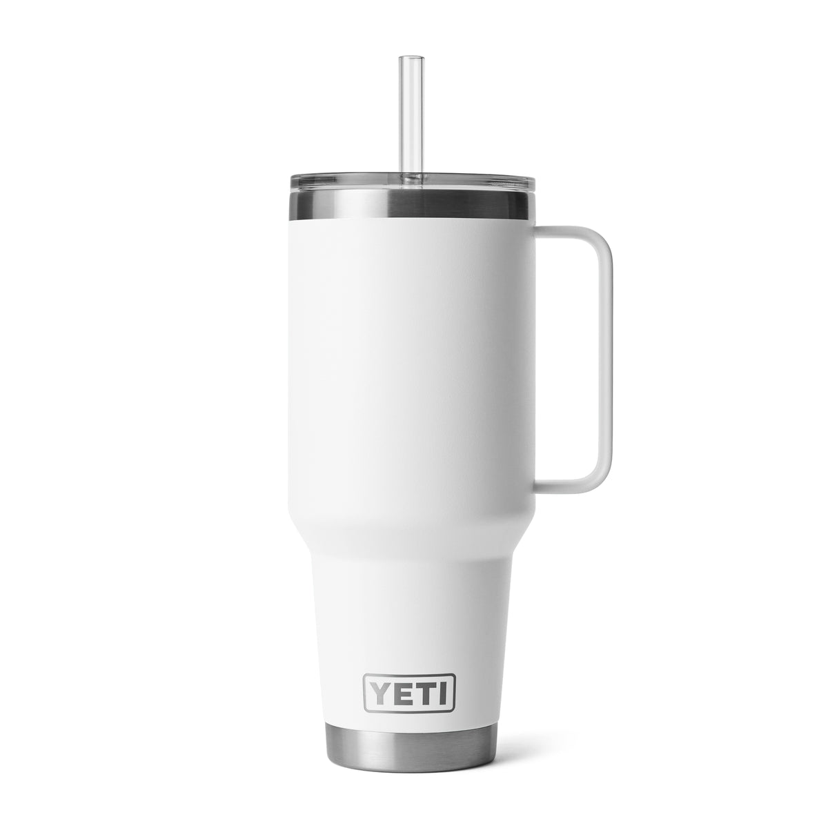 Der YETI® Becher Rambler 42 Oz Straw Mug in Weiß verfügt über einen Griff, Deckel und Boden aus Edelstahl, Vakuumisolierung, einen durchsichtigen Deckel mit geradem Plastikstrohhalm und das YETI-Logo auf der unteren Vorderseite.