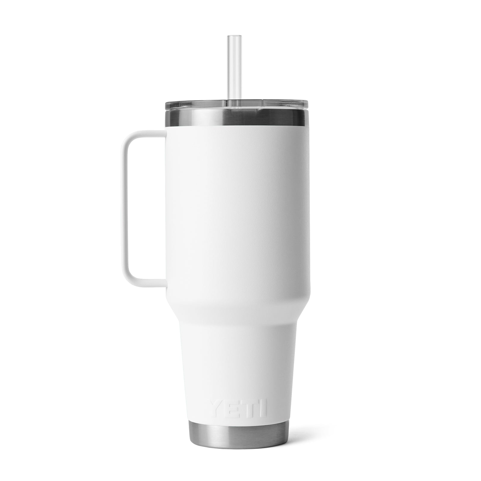 Der YETI® Becher Rambler 42 Oz Straw Mug in Weiß verfügt über einen Griff, Edelstahlakzente, eine Vakuumisolierung, einen durchsichtigen Deckel, einen geraden Strohhalm und einen geprägten YETI-Schriftzug am Boden.