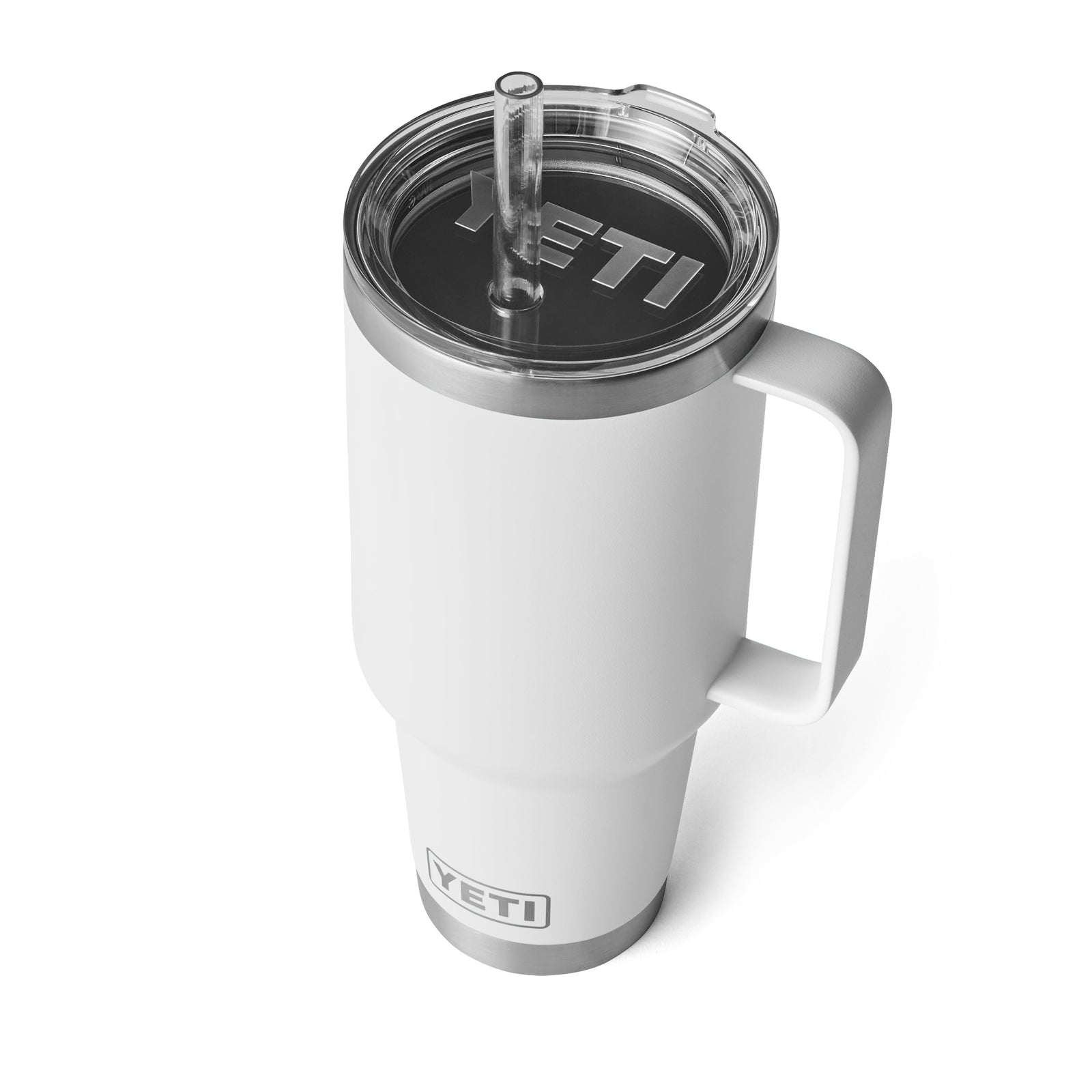 Der weiße YETI® Becher Rambler 42 Oz Straw Mug verfügt über eine Vakuumisolierung, einen Griff, einen durchsichtigen Kunststoffdeckel mit Strohhalm und das YETI-Logo auf dem Deckel und der Seite. Abgebildet von oben auf einem weißen Hintergrund.