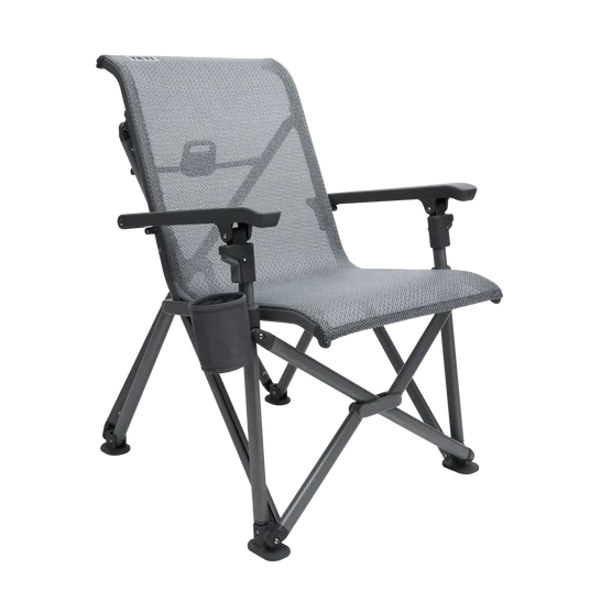 Der YETI® Campingstuhl Trailhead in Charcoal ist ein faltbarer Campingstuhl mit schwarzen Armlehnen, Sitz und Rückenlehne aus Netzgewebe, einem Getränkehalter auf der rechten Seite und einem stabilen Metallrahmen von YETI, abgebildet auf einem schlichten weißen Hintergrund.