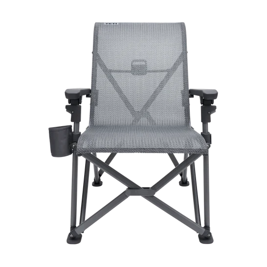 Vorderansicht des YETI® Camping Stuhl Trailhead - Charcoal von YETI, mit Armlehnen und einem Becherhalter auf der linken Seite, vor einem schlichten weißen Hintergrund.