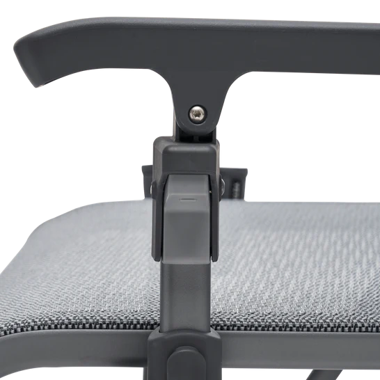 Nahaufnahme der Armlehne und des Sitzes des YETI® Camping Stuhls Trailhead - Charcoal. Hervorzuheben sind das strapazierfähige Netzgewebe und der robuste Scharniermechanismus - Markenzeichen für Komfort und Qualität von YETI.