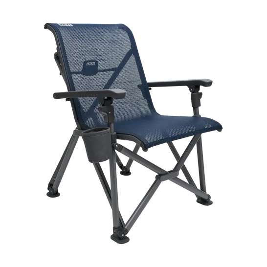 Der YETI® Campingstuhl Trailhead - Navy verfügt über eine Rückenlehne und einen Sitz aus Netzgewebe, schwarze Armlehnen, einen integrierten Becherhalter auf der rechten Seite und einen stabilen schwarzen Metallrahmen - perfekt für Ihr nächstes Outdoor-Abenteuer.
