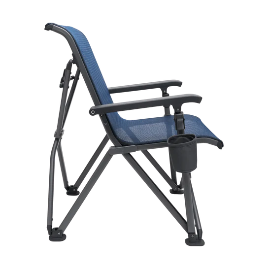Der YETI® Camping Stuhl Trailhead - Navy ist im Profil auf weißem Hintergrund abgebildet und verfügt über einen schwarzen Metallrahmen, eine abgewinkelte Rückenlehne, Armlehnen und einen angebrachten Becherhalter auf der rechten Seite.