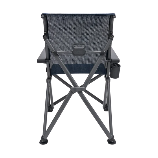 Der YETI® Camping Stuhl Trailhead - Navy von YETI, von hinten gesehen, verfügt über eine Netzrückenlehne, einen robusten Metallrahmen und einen Becherhalter an der rechten Armlehne für zusätzlichen Komfort beim Camping.