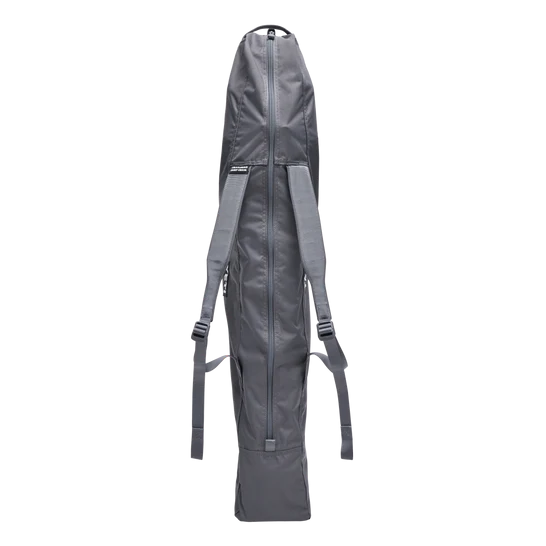 Eine graue Tragetasche mit Reißverschluss und verstellbaren Gurten, ideal für den Transport von langen Gegenständen wie dem YETI® Camping Stuhl Trailhead - Navy, Sportgeräten oder Instrumenten, ist aufrecht vor einem schlichten weißen Hintergrund abgebildet.