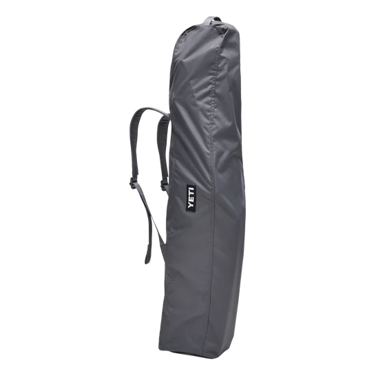 Eine graue, rechteckige YETI-Tragetasche mit Schulterriemen und Reißverschluss, die für den YETI® Campingstuhl Trailhead - Navy entworfen wurde, steht aufrecht vor einem schlichten weißen Hintergrund.