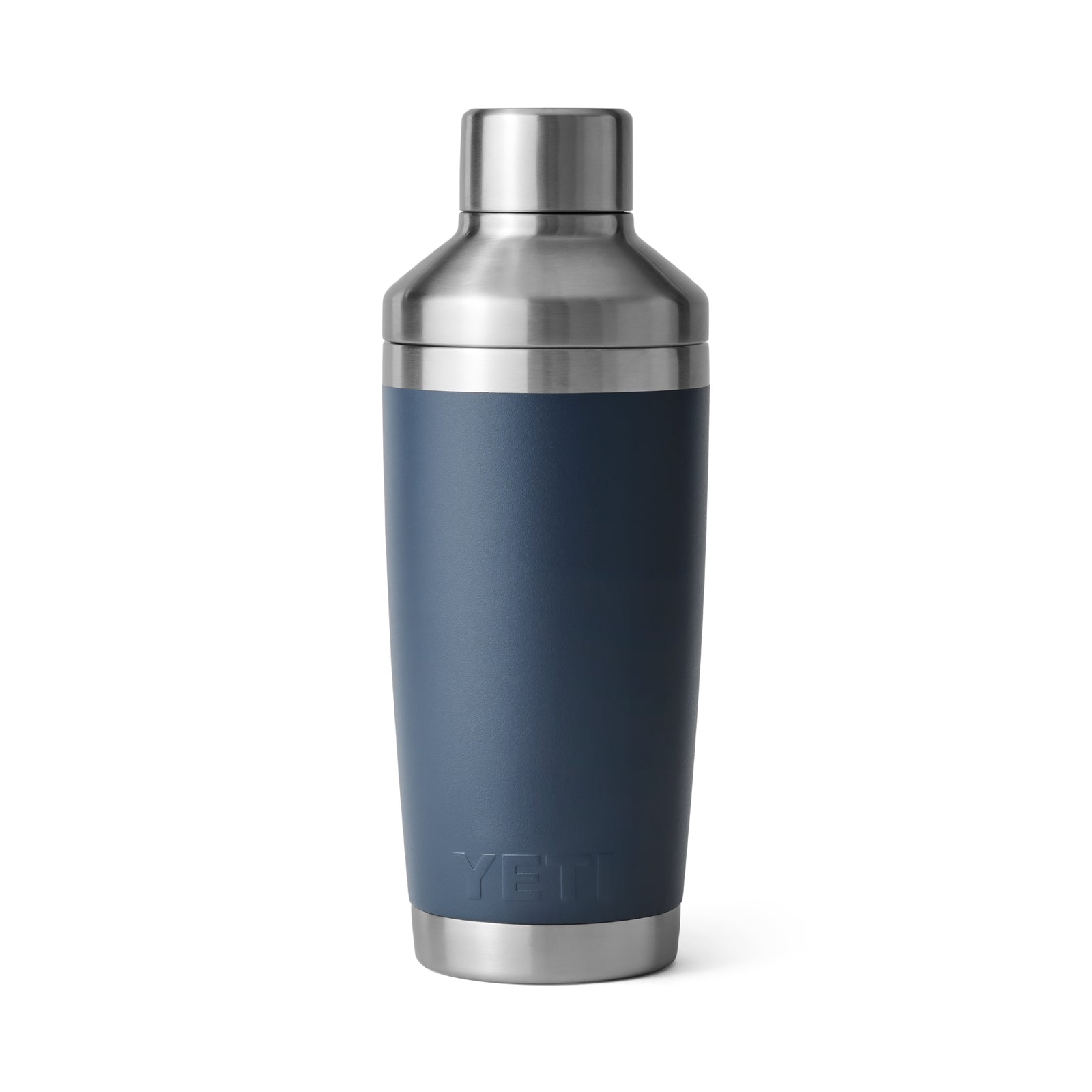 Der YETI® Cocktail-Shaker 20 Oz - Navy verfügt über eine doppelwandige Vakuumisolierung, einen marineblauen Isolierkörper, einen Deckel und Boden aus 18/8-Edelstahl und zeigt das geprägte YETI-Logo auf weißem Hintergrund.