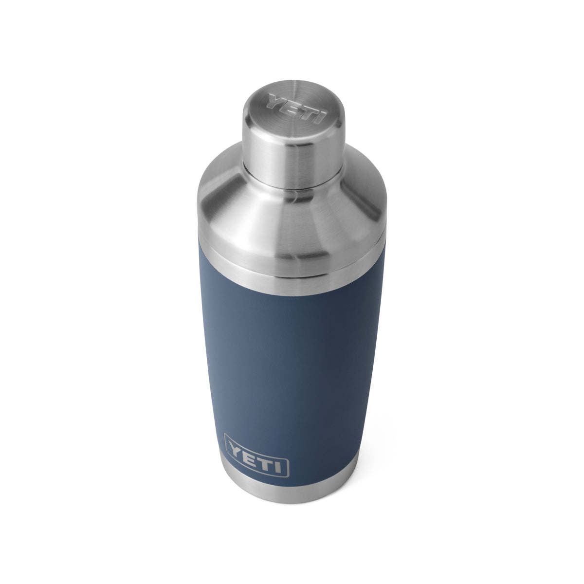 Der YETI® Cocktail-Shaker 20 Oz - Navy hat einen marineblauen, matten Körper, einen polierten Edelstahldeckel und -verschluss, eine doppelwandige Vakuumisolierung und das YETI-Logo auf Körper und Deckel.