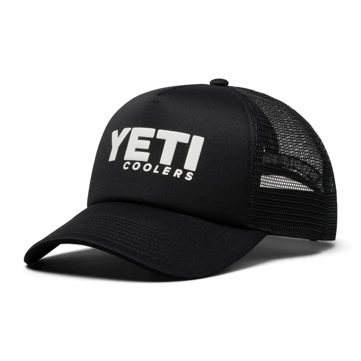 Die YETI® Coolers Foam Trucker Cap von YETI in Schwarz mit weißem gesticktem Logo hat eine Netzrückseite aus recycelten Fischernetzen und einen verstellbaren Snapback-Verschluss auf weißem Hintergrund.