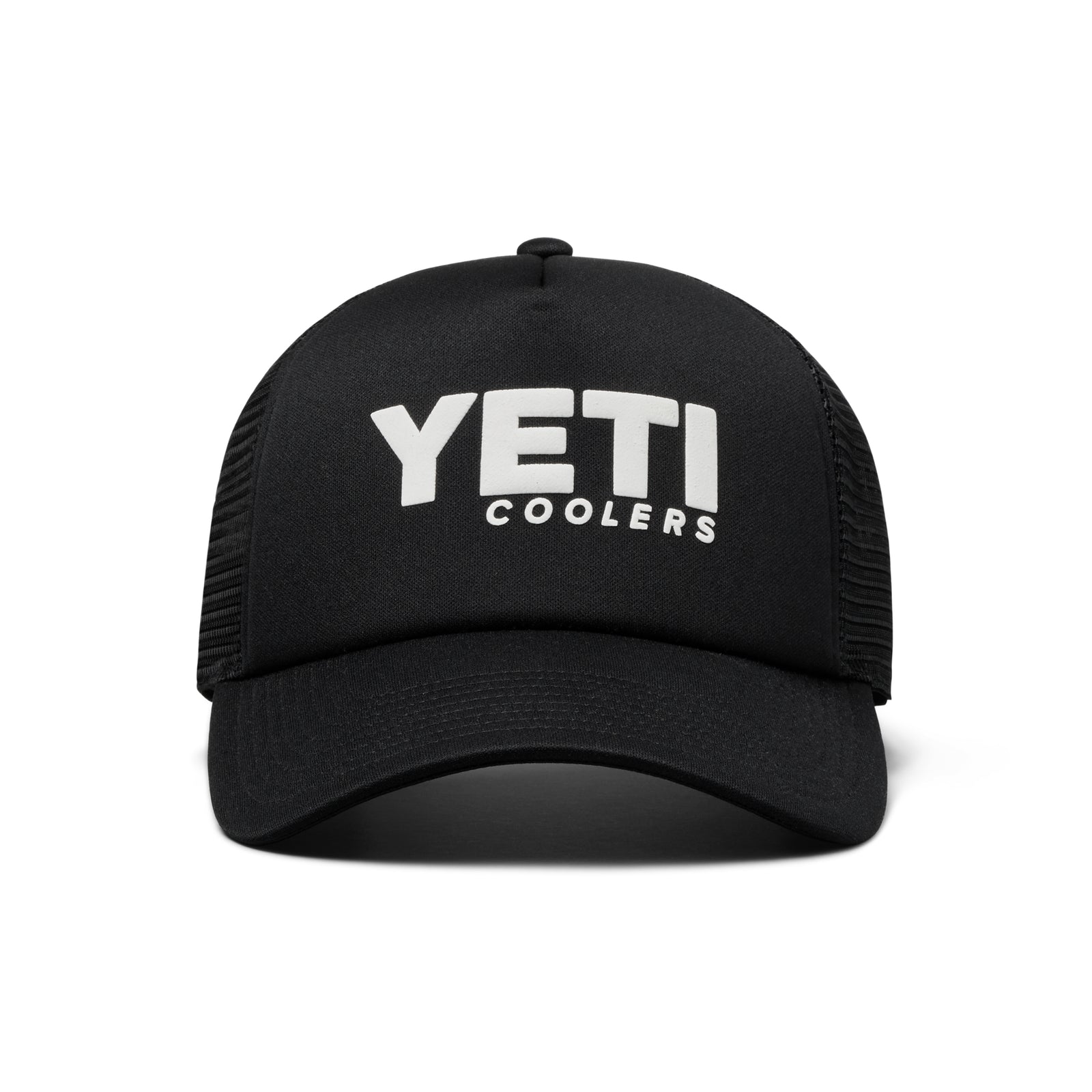 Die YETI® Coolers Foam Trucker Cap von YETI ist schwarz und hat eine geschwungene Krempe, Netzseiten aus recyceltem Fischernetze, einen auffälligen weißen Schriftzug auf der Vorderseite und einen verstellbaren Snap-Back-Verschluss für mehr Komfort.