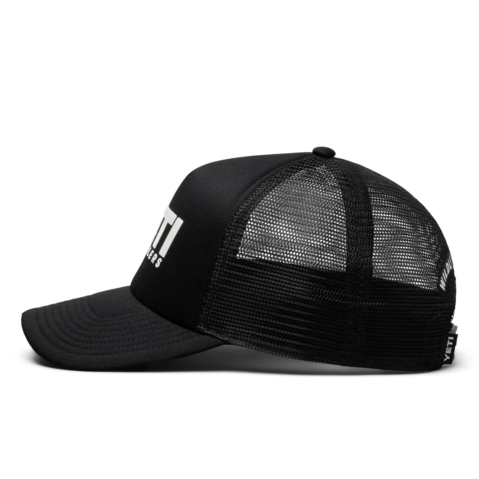 Die YETI® Coolers Foam Trucker Cap ist im Seitenprofil abgebildet und verfügt über eine schwarze Netzrückseite, eine solide gebogene Krempe aus recycelten Fischernetzen, ein partielles weißes YETI-Logo und einen Snap-Back-Verschluss.