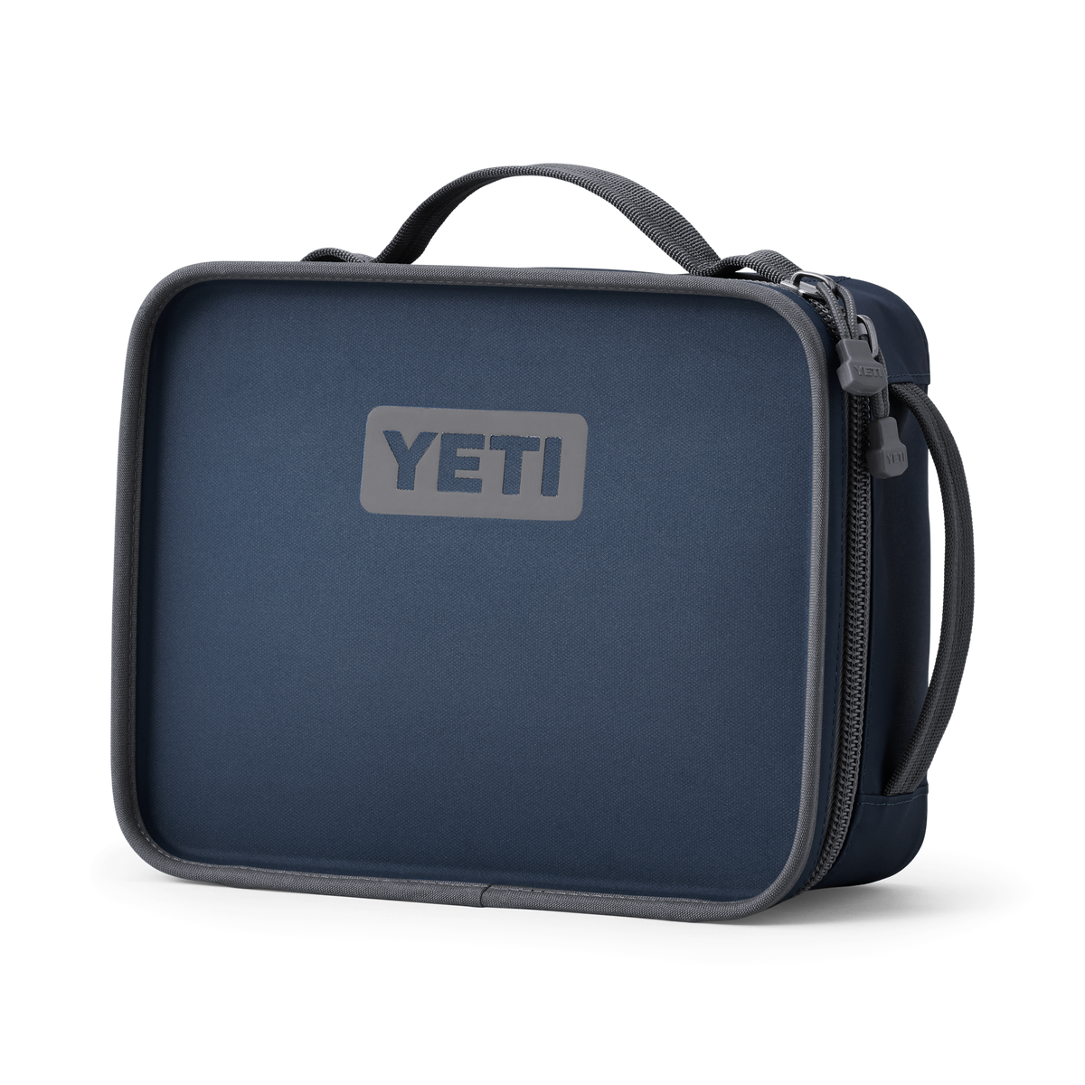 Die YETI® Daytrip Lunch Box - Navy verfügt über einen Reißverschluss, graue Verzierungen und einen Griff an der Oberseite. Das YETI-Logo erscheint auf der Vorderseite in Grau - ideal, um Ihr Mittagessen frisch zu halten.