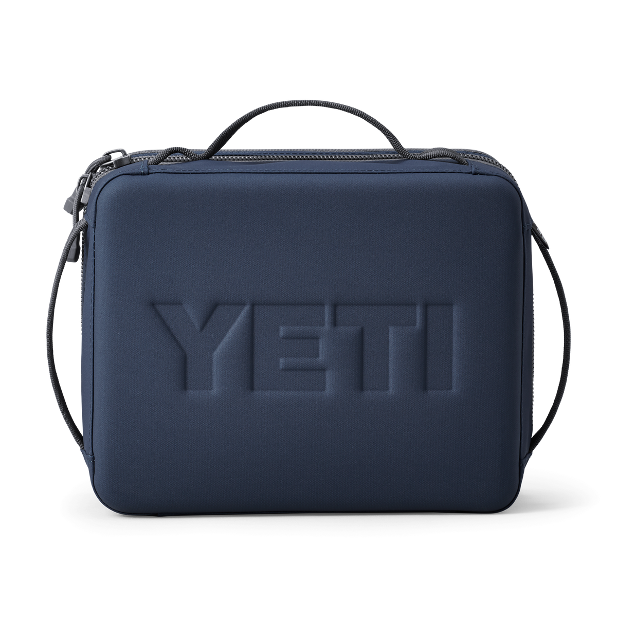 Die YETI® Daytrip Lunch Box - Navy ist eine rechteckige Lunchbox mit Tragegriff, Schulterriemen und geprägtem YETI-Logo - perfekt, um Ihr Mittagessen immer frisch zu halten, egal wohin Sie gehen.