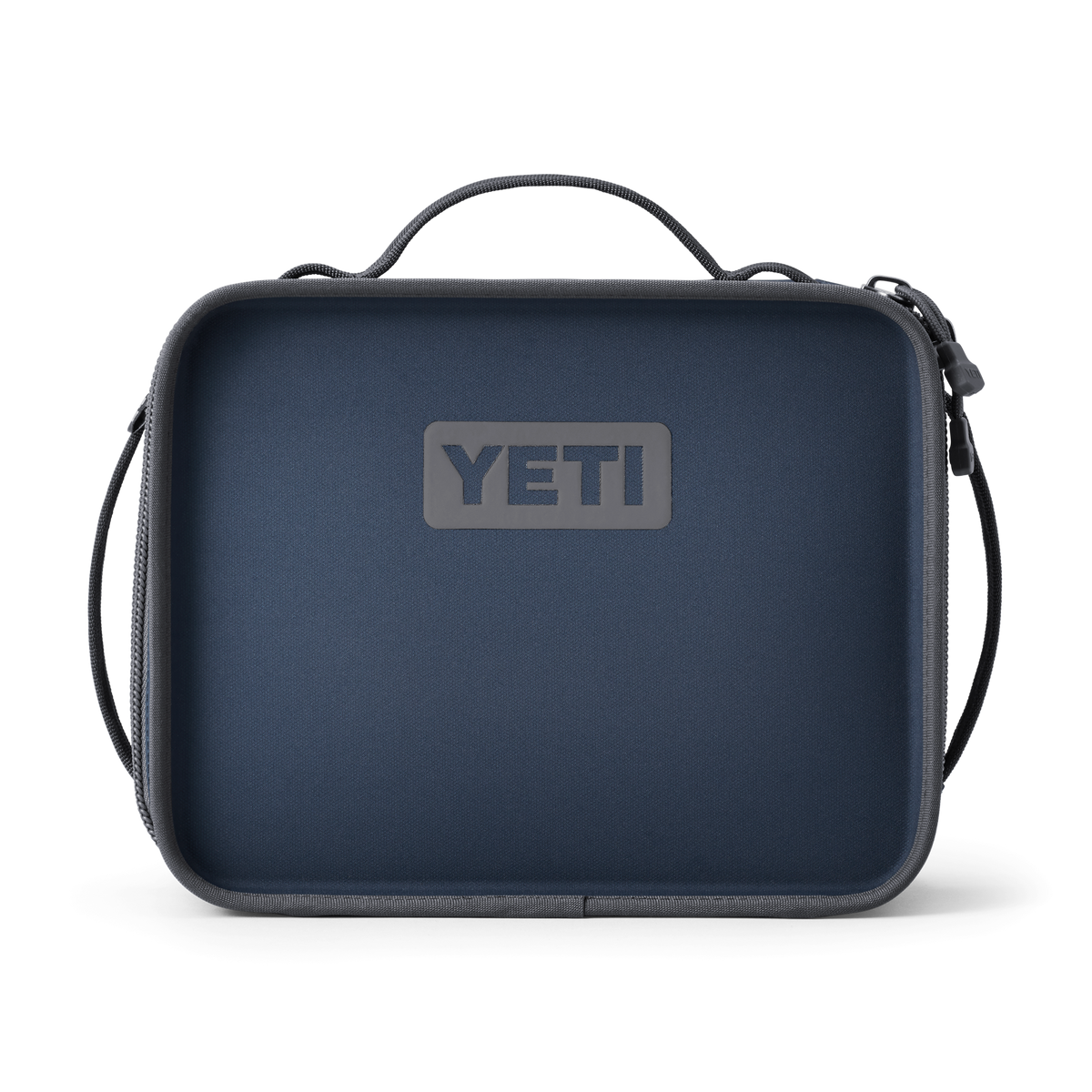 Die navyfarbene, rechteckige YETI® Daytrip Lunch Box von YETI ist mit einem Griff an der Oberseite und einem Reißverschluss am Rand ausgestattet und wird vor einem schlichten weißen Hintergrund gezeigt.