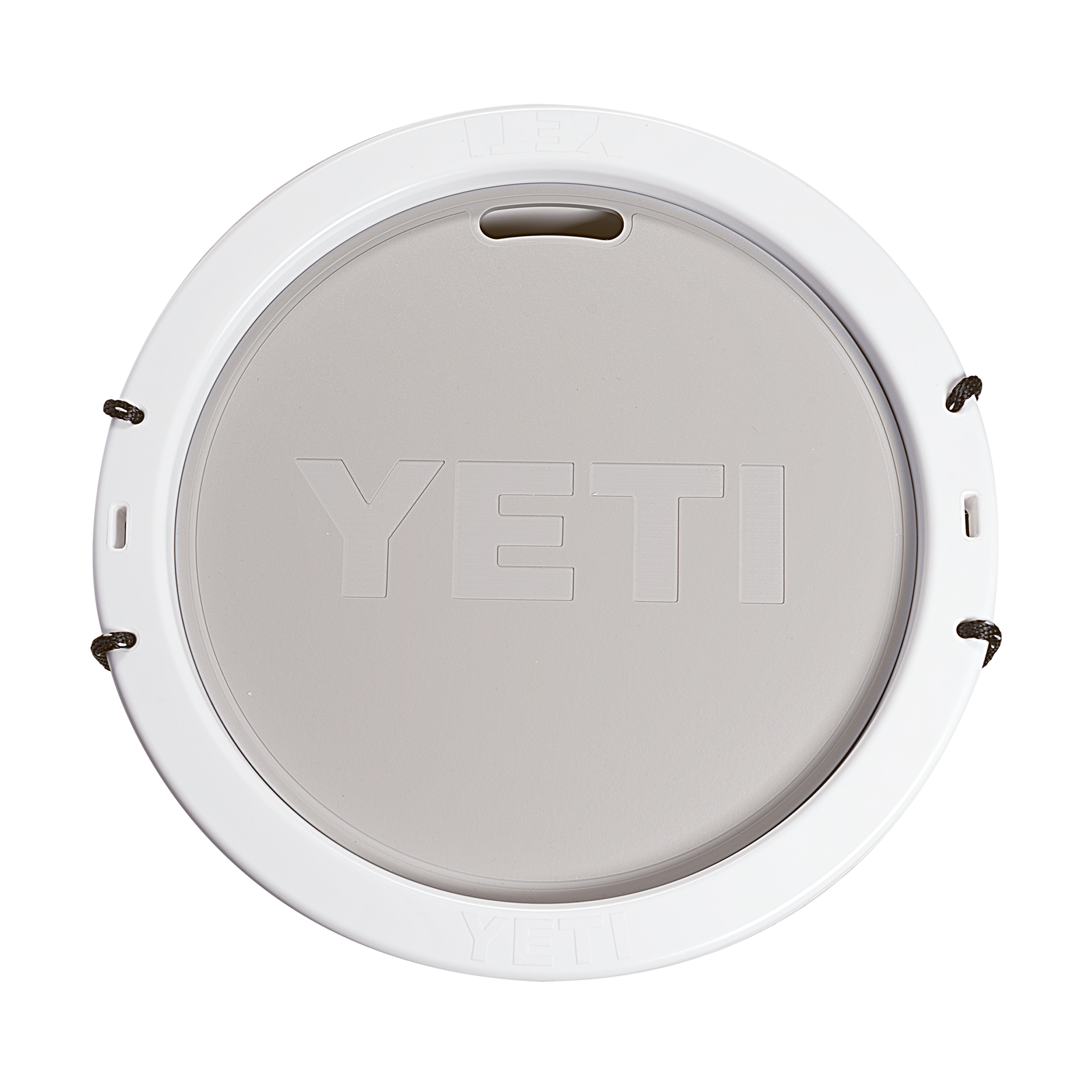 Ein durchsichtiger, runder YETI® Deckel Tank 85 mit eingeprägtem "YETI" in der Mitte, weißem Rand und schwarzer Kordel auf der linken Seite - speziell für Ihren YETI TANK 85 entworfen - auf einem schlichten weißen Hintergrund.