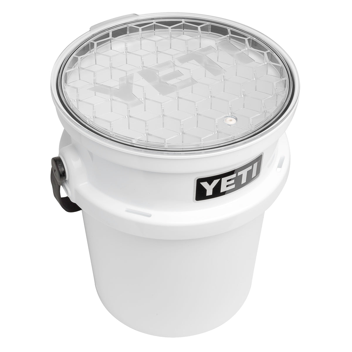 Ein 19 L YETI® Eimer mit stabilem Griff und ikonischem Logo, gepaart mit dem echten YETI® Deckel für Loadout 19 Liter Eimer - Clear im Sechseckmuster, die beide stolz die Marke YETI präsentieren.