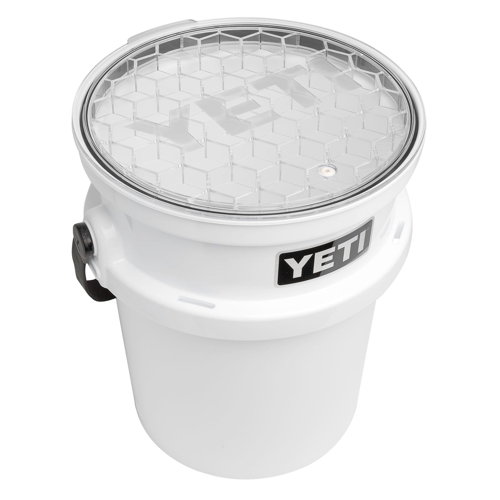Ein 19 L YETI® Eimer mit stabilem Griff und ikonischem Logo, gepaart mit dem echten YETI® Deckel für Loadout 19 Liter Eimer - Clear im Sechseckmuster, die beide stolz die Marke YETI präsentieren.