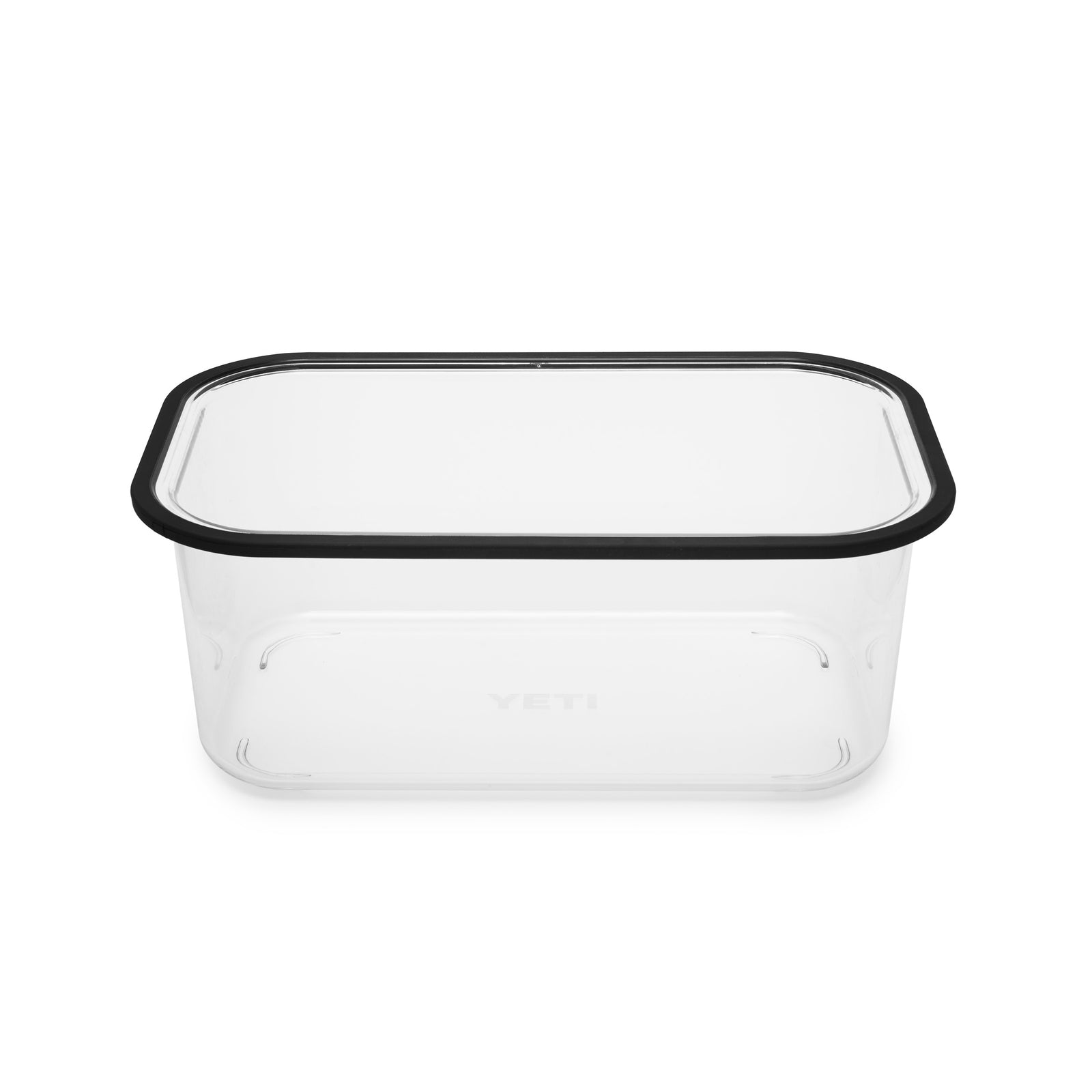 Der YETI® Einlegekorb zu Roadie 24 ist ein klarer rechteckiger Lebensmittelbehälter mit schwarz umrandetem Deckel, abgebildet in der Frontansicht auf weiß. Ideal für Aufbewahrungskorb Camping oder Outdoor Picknick, mit dem YETI Logo dezent auf der Seite geprägt.