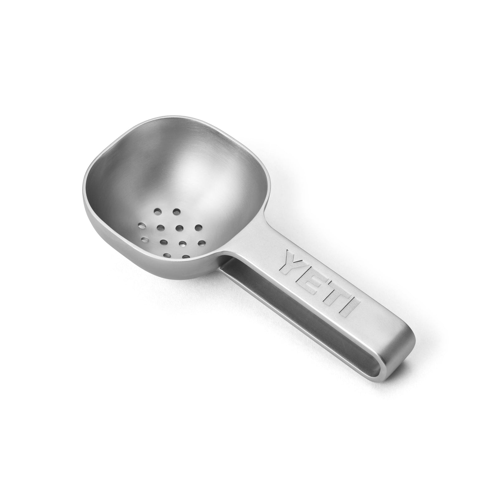 Der YETI® Eislöffel von YETI verfügt über eine gelochte Edelstahlschüssel, einen dicken, mit "YETI" geprägten Griff und ist spülmaschinenfest, abgebildet vor einem weißen Hintergrund.