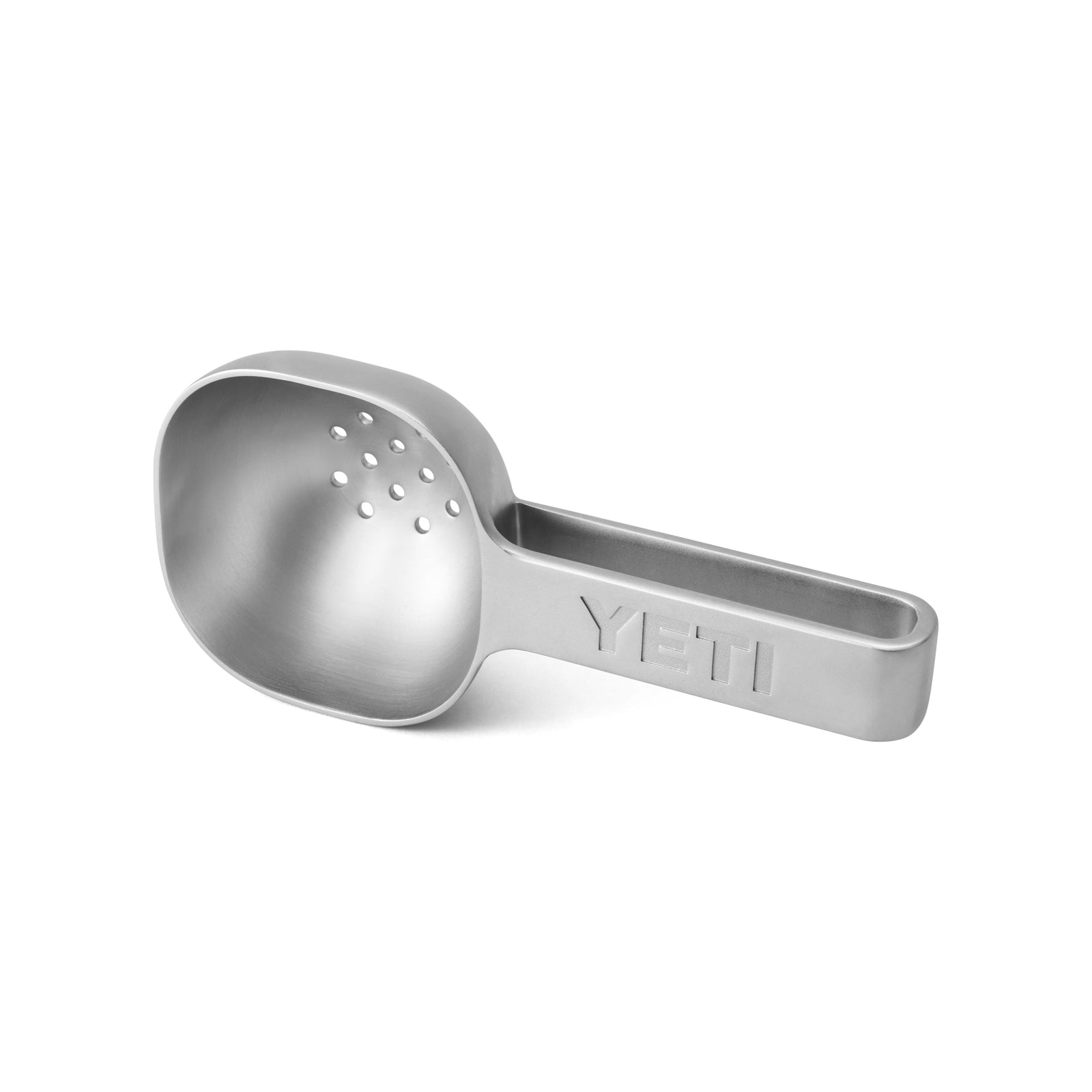 Der YETI® Eislöffel von YETI ist ein spülmaschinenfester Edelstahl-Eislöffel mit kleinen Abtropflöchern und "YETI"-Gravur auf dem Griff, präsentiert vor weißem Hintergrund.