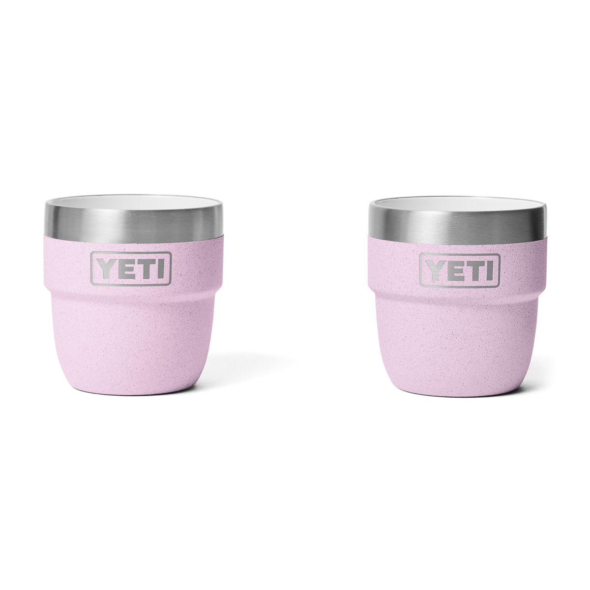 Zwei kirschblütenrosa YETI® Espresso-Tasse Rambler 4 Oz (2er Pack) Becher mit silbernen Deckeln stehen nebeneinander auf weißem Hintergrund, jeweils mit dem YETI-Logo und der DuraSip-Keramikbeschichtung auf der Vorderseite.