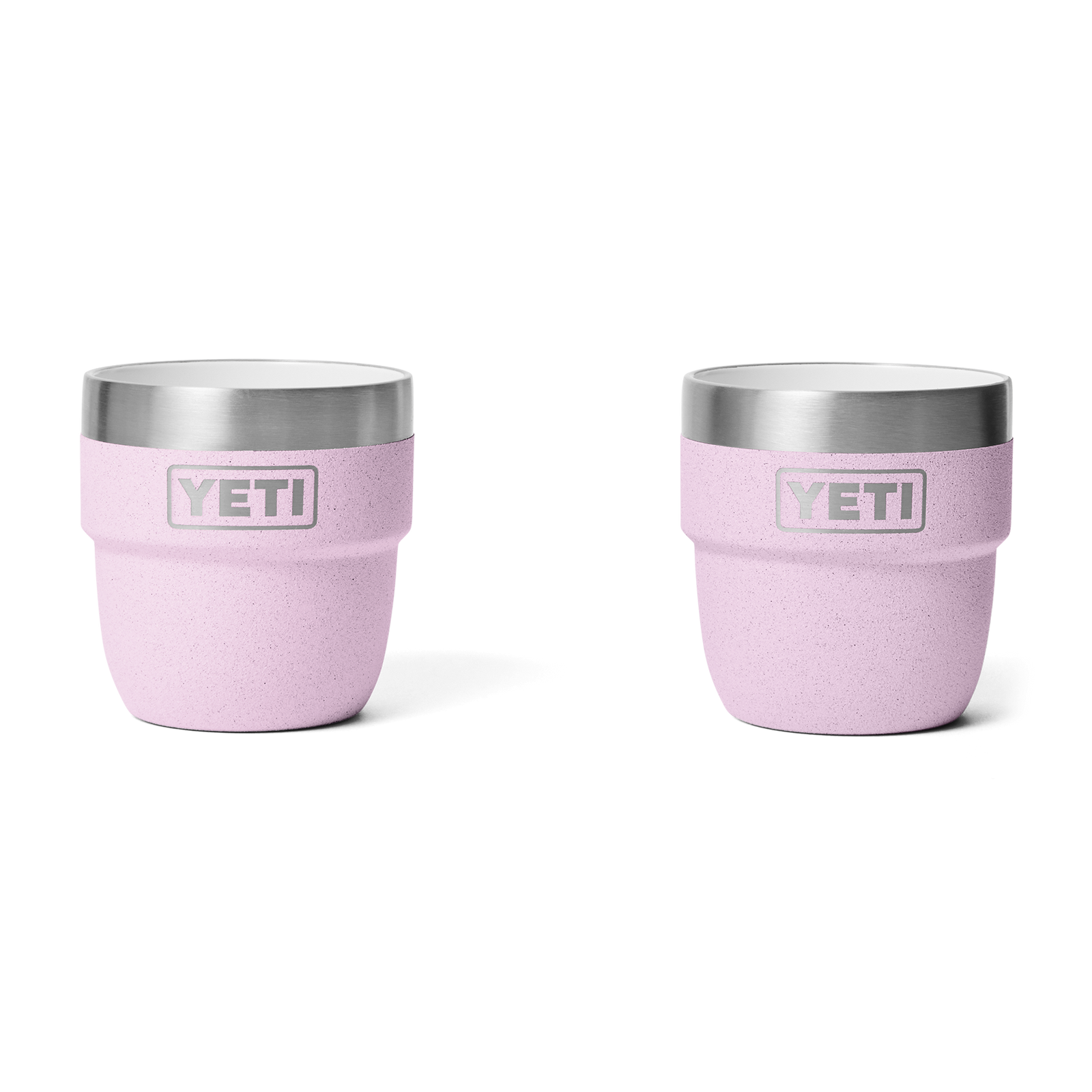Zwei kirschblütenrosa YETI® Espresso-Tasse Rambler 4 Oz (2er Pack) Becher mit silbernen Deckeln stehen nebeneinander auf weißem Hintergrund, jeweils mit dem YETI-Logo und der DuraSip-Keramikbeschichtung auf der Vorderseite.