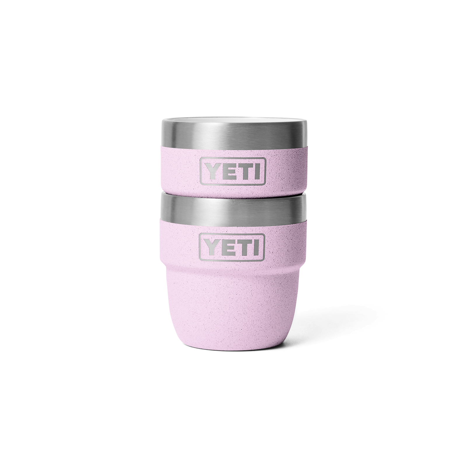 Zwei YETI® Rambler 4 Oz Espresso-Tassen (2er Pack) in Cherry Blossom sind auf weißem Hintergrund gestapelt, jeweils mit sichtbarem YETI-Logo.