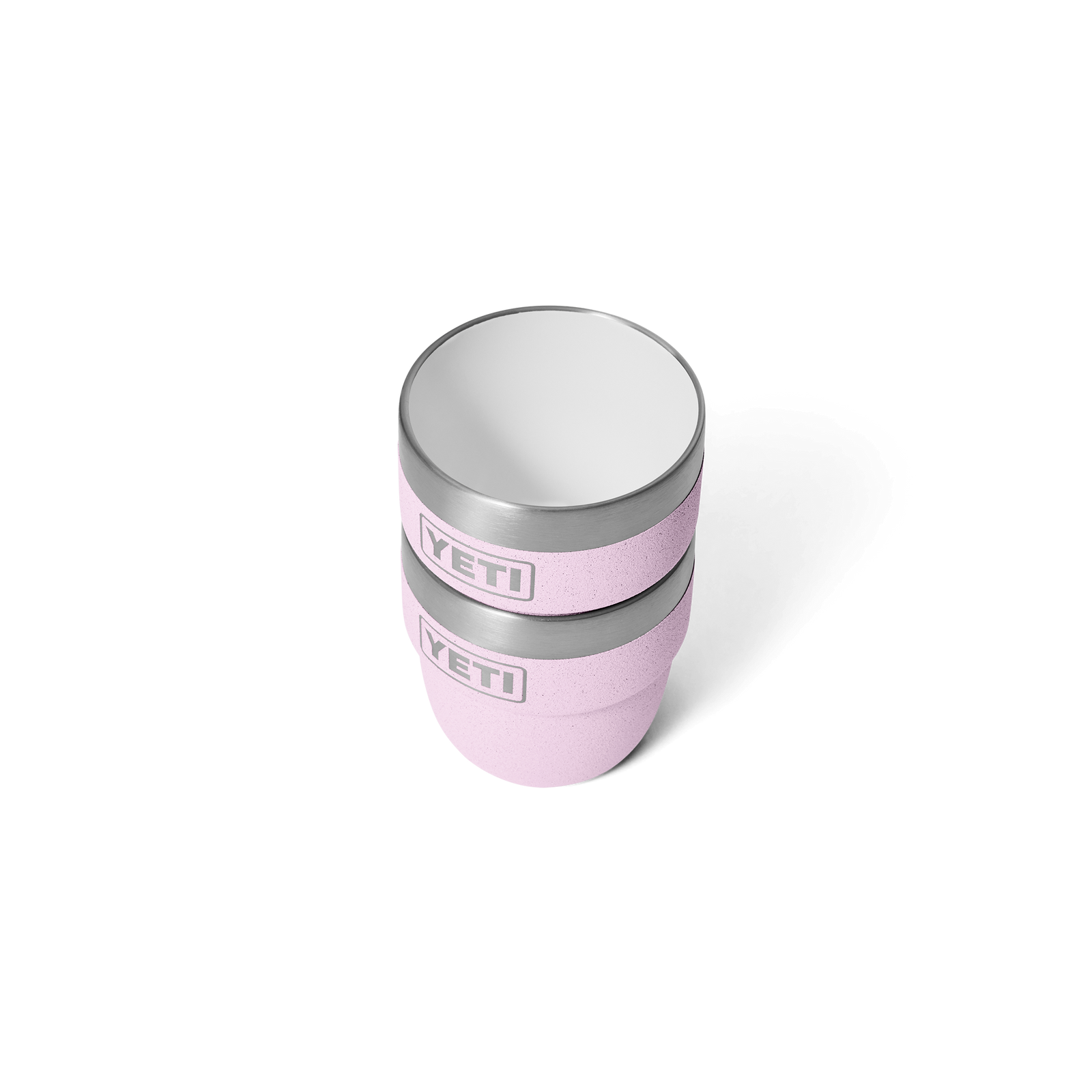Zwei YETI® Espresso-Tassen Rambler 4 Oz (2er Pack) in Cherry Blossom mit silbernen Rändern und DuraSip-Keramikbeschichtung sind auf einem schlichten weißen Hintergrund gestapelt.