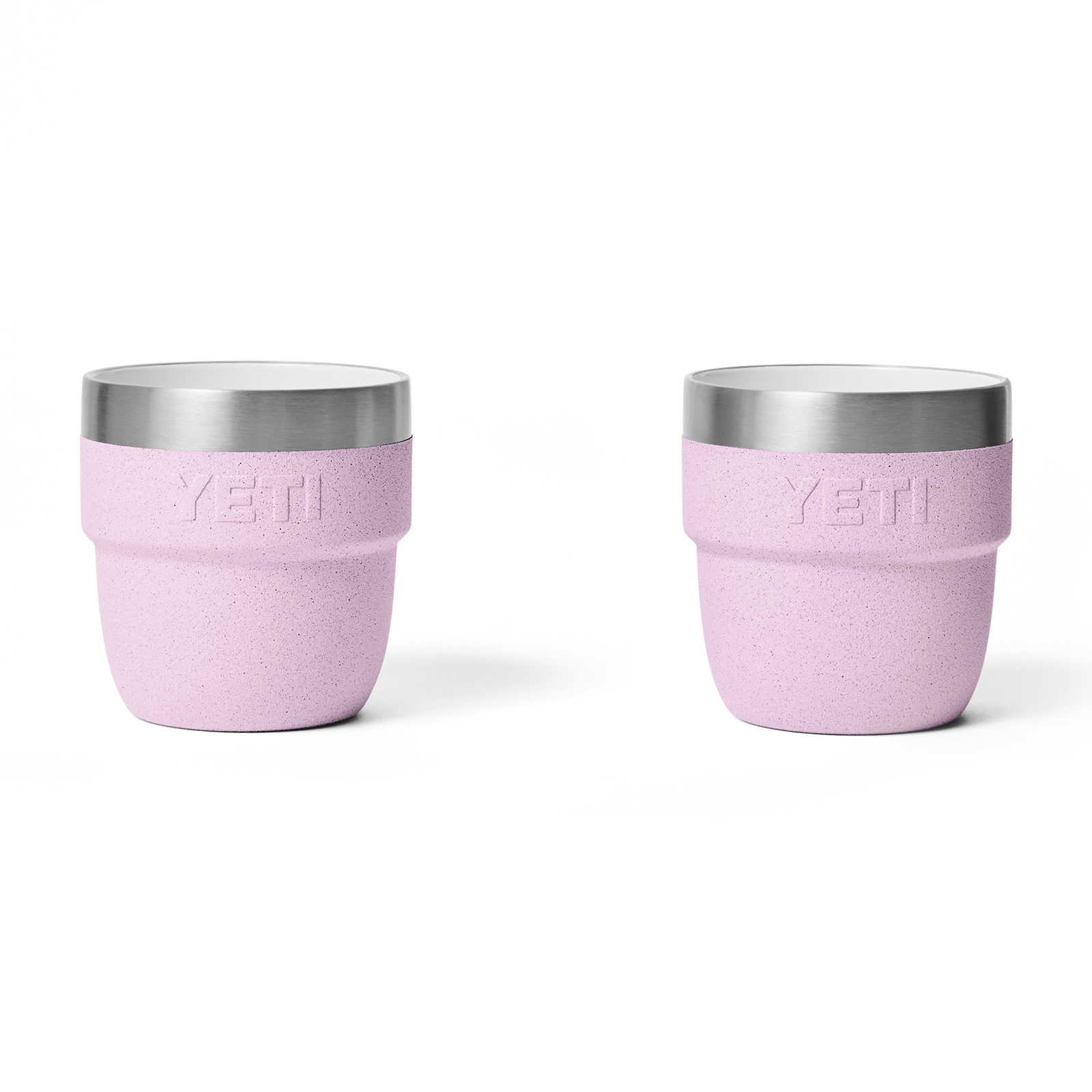 Zwei kirschblütenförmige YETI® Espresso-Tasse Rambler 4 Oz (2er Pack) Becher mit Edelstahldeckel sitzen nebeneinander auf weißem Hintergrund, mit dem YETI-Logo und DuraSip-Keramikbeschichtung für verbesserte Haltbarkeit.