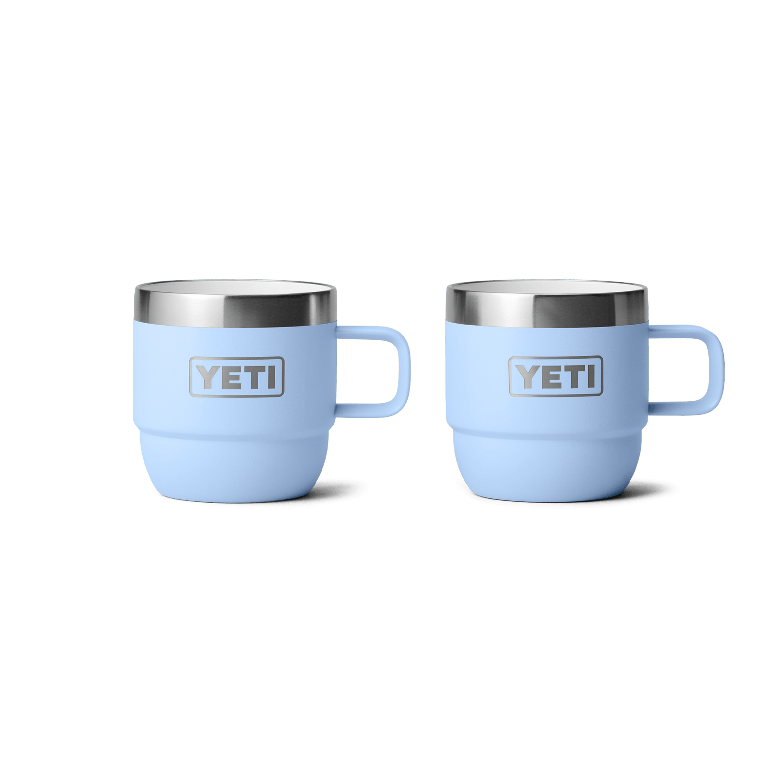 Zwei YETI® Espresso-Tassen Rambler 6 Oz (2er Pack) in Big Sky Blue stehen nebeneinander auf weißem Grund, jeweils mit doppelwandiger Vakuumisolierung, Edelstahlrand und sichtbar platziertem YETI-Logo auf der Vorderseite.