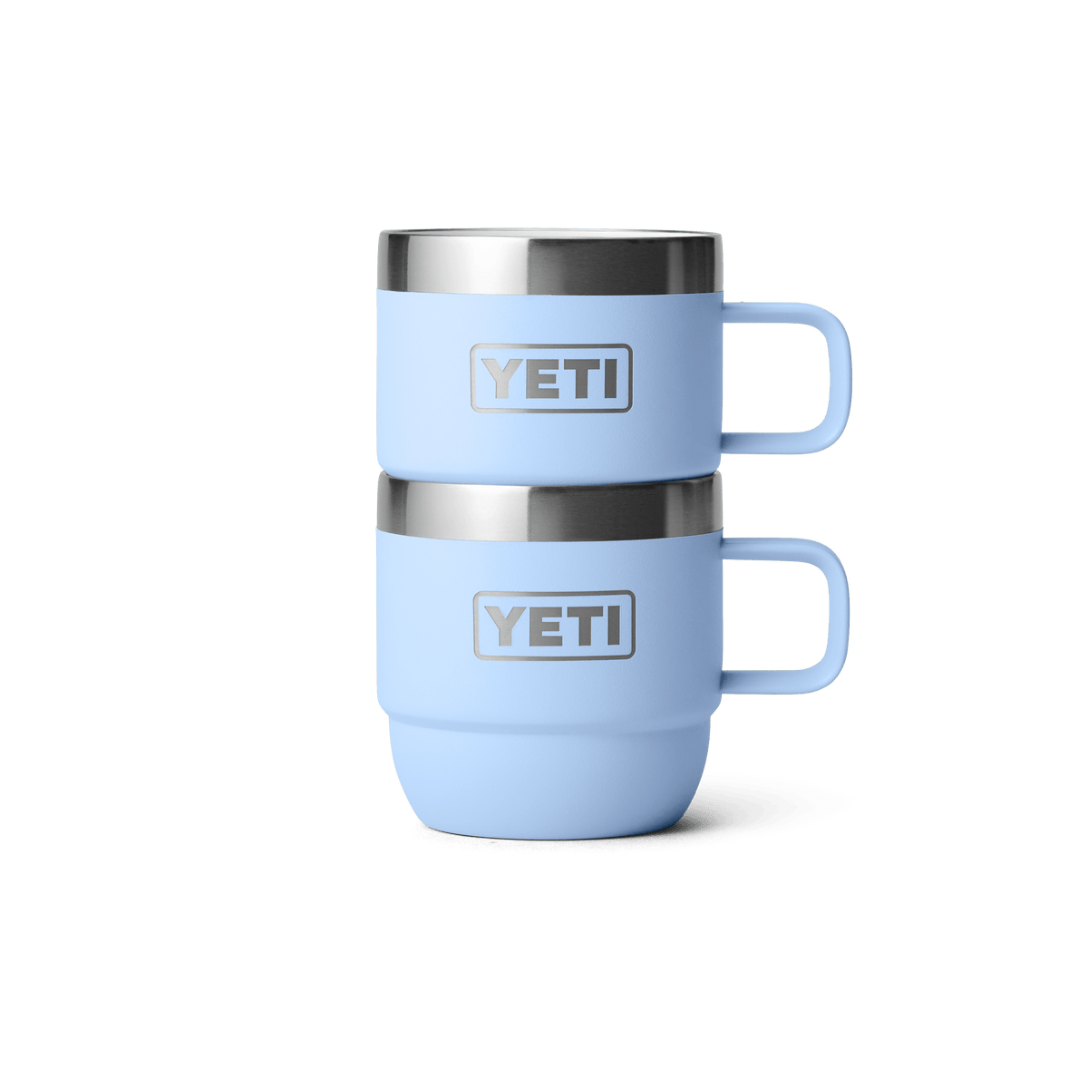 Zwei Big Sky Blue YETI® Espresso-Tasse Rambler 6 Oz Becher (2er Pack) sind zusammen gestapelt. Jeder Becher hat einen Griff, einen Edelstahlrand, eine doppelwandige Vakuumisolierung und das YETI-Logo auf der Vorderseite auf weißem Hintergrund.
