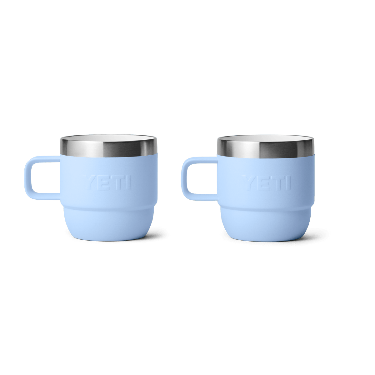 Zwei Big Sky Blue YETI® Rambler 6 Oz Espresso-Tassen (2er Pack) mit Henkeln und Edelstahlrand sitzen nebeneinander auf weißem Grund, jeweils mit doppelwandiger Vakuumisolierung und geprägtem YETI-Logo.